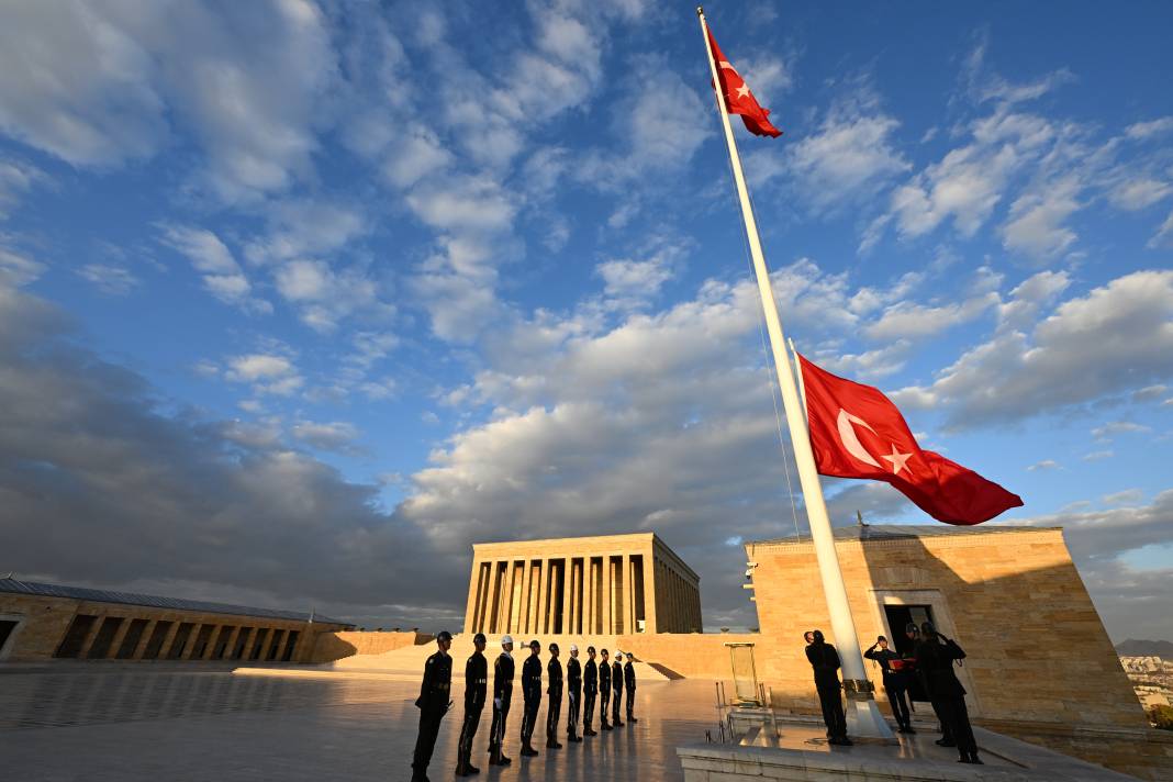 Türk bayrağının gönderden hiç inmediği yer 6